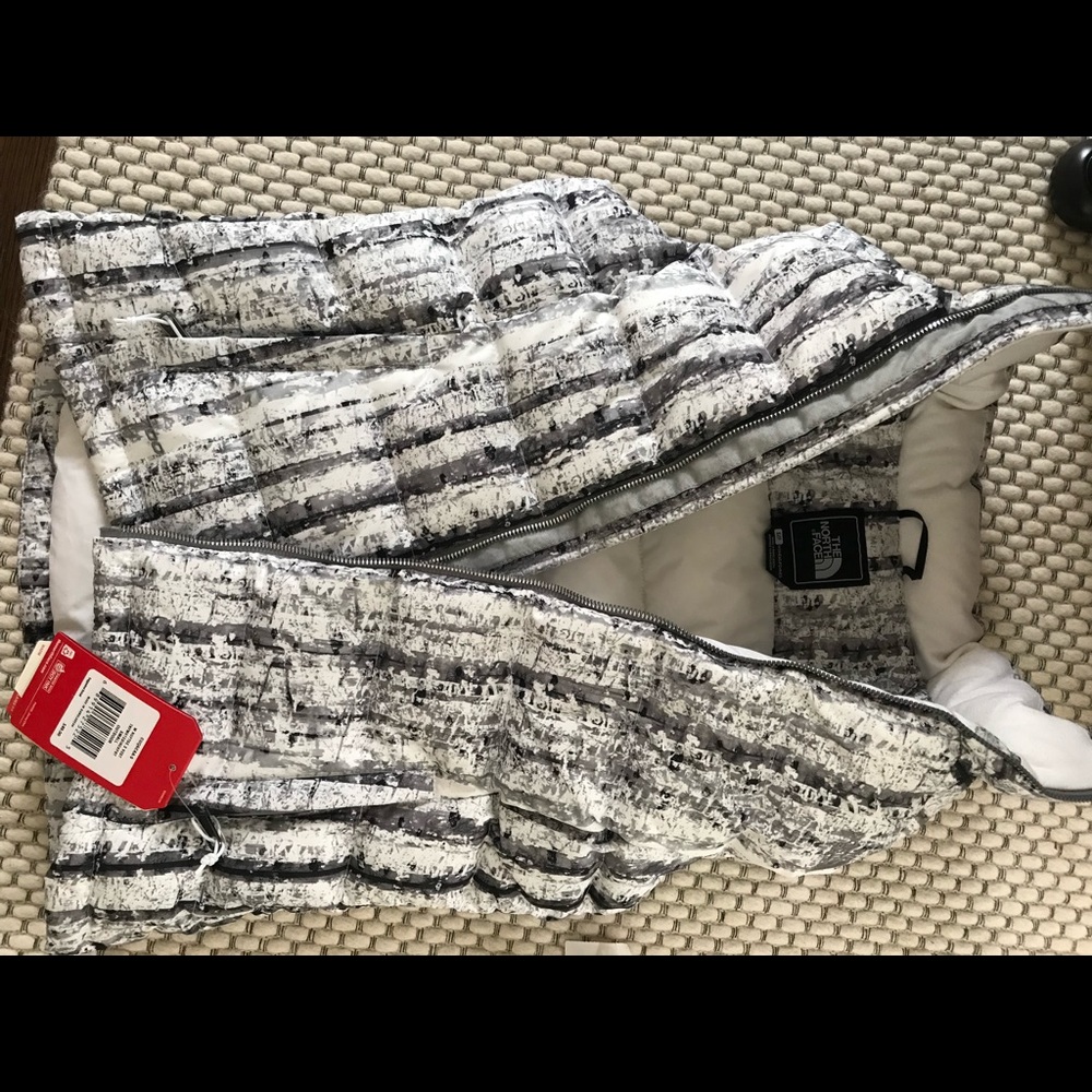 North face black and white puffer vest new